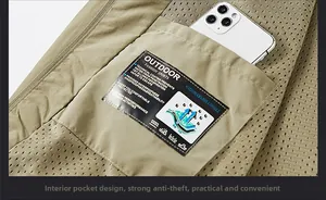 Nahaufnahme der Jacken-Innentasche mit Mesh-Futter und Platz für ein Smartphone in Khaki