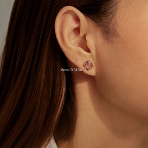 Boucles d'oreilles S925 en argent sterling 8mm avec rose rose portées par un modèle