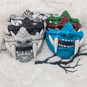 Détail de masques Oni multicolores avec crocs complexes et texture altérée