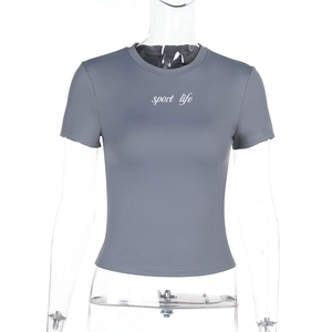 Détail d'un t-shirt de sport ajusté bleu gris avec graphisme Sport Life et col rond