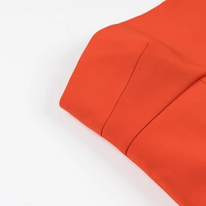 Dettaglio della fascia elastica arancione vivace con cuciture rifinite e tessuto teso