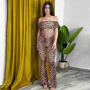 Combinaison moulante léopard à épaules dénudées avec jambes larges pour un look d'été chic