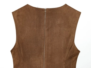 Vue détaillée du dos d'une robe en daim marron avec fermeture éclair invisible au col