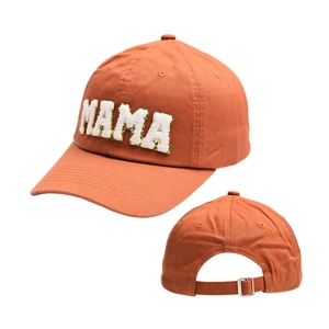 Détail du lettrage MAMA brodé avec paillettes sur une casquette en coton orange