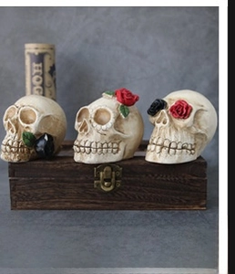 Conjunto de decoración de calavera de Halloween con rosas, accesorios de resina para fiesta hogar.