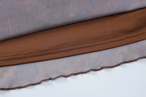 Vue macro détaillée du tissu en maille florale et de la doublure marron sur la robe