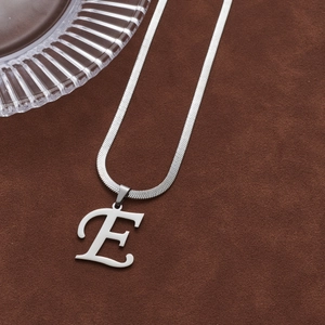 Collier argenté avec pendentif lettre E et chaîne maille serpent plate style minimaliste