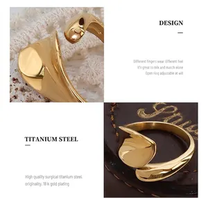 Detail eines 18K vergoldeten Titanstahlrings mit minimalistischem geometrischem Design