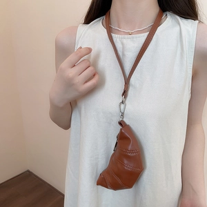 Mini pochette tour de cou marron en forme de croissant avec texture cuir et cordon