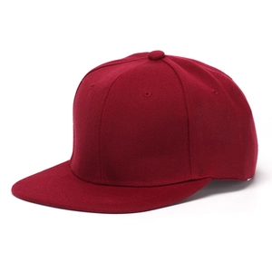 Vue détaillée d'une casquette hip-hop bordeaux avec visière plate et œillets d'aération