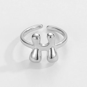 Detail eines silbernen verstellbaren Rings mit zwei einzigartigen 3D-Figuren-Ornamenten