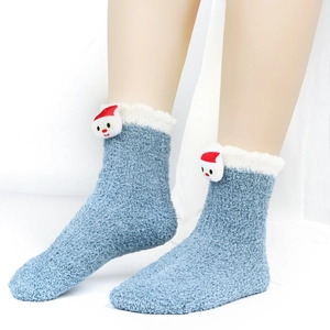 Detailansicht der blauen Korallenvlies-Weihnachtssocke mit 3D-Schneemann und weißem Pelzbesatz