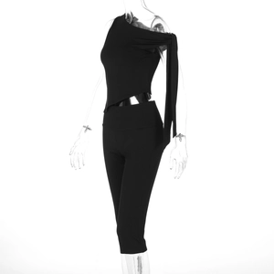 Detailansicht des asymmetrischen One-Shoulder-Tops und der hoch taillierten Caprihose