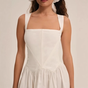 Elegante vestido blanco con escote cuadrado, corpiño estructurado y falda acampanada