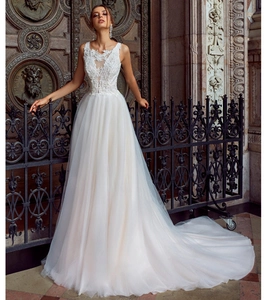 Détail du corsage en dentelle blanche à col en V et jupe en tulle de robe mariée