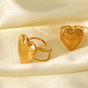 Anelli a cuore in acciaio inossidabile placcato oro 18K con motivi incisi e fascia aperta