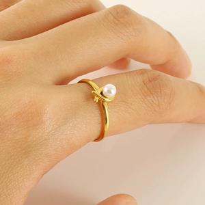 Anello regolabile in acciaio al titanio dorato da donna con design a perla minimalista