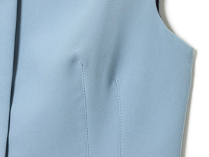Macro del tessuto intrecciato azzurro con cuciture di precisione e dettagli della pince