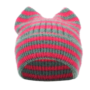 Gestreifte Strickmütze mit Katzenohren in Rosa und Grau, weiche Plüschtextur für Damen