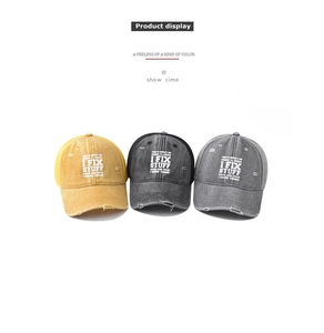 Vista dettagliata dei cappellini trucker vintage in giallo, nero e grigio con retro in rete