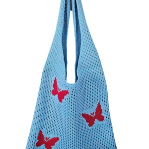 Borsa tote in maglia blu traforata con farfalle rosse e texture a rete estiva