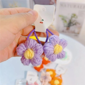 Élastique à cheveux fleur violette crochetée à la main avec centre jaune pour filles