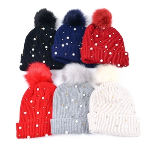 Berretti invernali in maglia con perle e pompon in pelliccia in sei colori moda