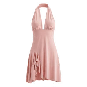 Détail de la robe licou rose pâle avec décolleté en V profond et ourlet à volants