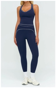 Détail de l'ensemble de yoga bleu marine avec coutures contrastées sur le legging et top