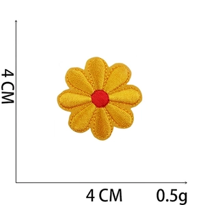 Detail view of a 4cm yellow daisy embroidered patch with dimensions and 0.5g weight info