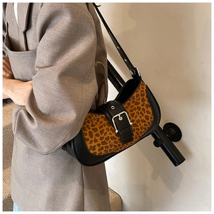 Sac à bandoulière léopard chic avec finitions en cuir noir et boucle en métal argenté
