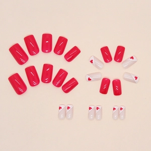 Faux ongles carrés courts en rose et blanc crème avec motifs de cœurs rouges
