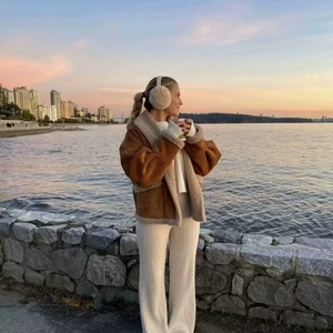 Vintage Damen-Jacke aus Wildlederimitat mit Lammfellbesatz bei Sonnenuntergang am Meer