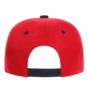 Vista posteriore del cappellino da baseball rosso in cotone con chiusura a scatto in plastica