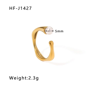 Detail of 18k gold irregular ear cuff with 5mm pearl inlay and 2.3g weight