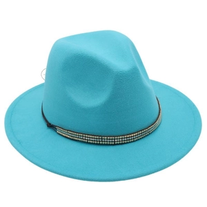 Détail d'un chapeau fedora bleu vintage avec bandeau en cuir orné de perles