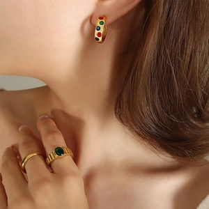 Boucles d'oreilles créoles dorées vintage avec émail coloré et bagues émeraude texturées