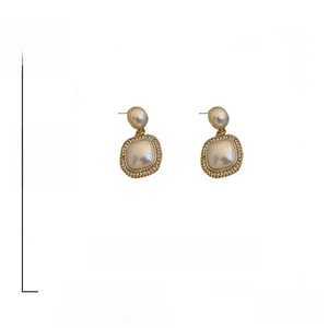 Detailansicht goldener Vintage-Ohrringe mit Kunstperlen und Strass an einem 925er Silberstift