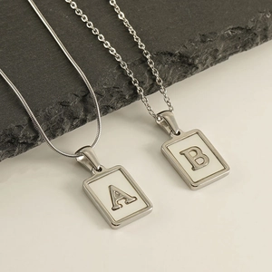 Collier minimaliste en acier inoxydable argenté 18k avec pendentifs carrés lettres A et B