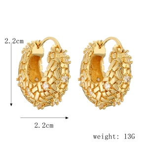 Dettaglio di orecchini a cerchio ovali placcati oro 14K con trama intrecciata e zirconi
