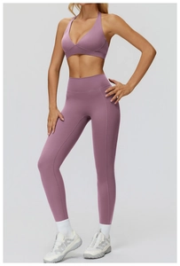 Dettaglio dei leggings yoga a vita alta e reggiseno in tessuto spazzolato color malva