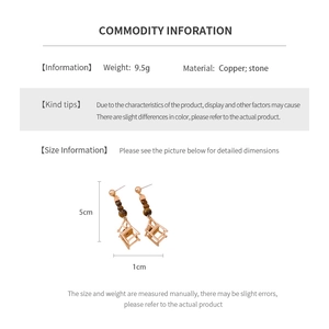 Detailed size specifications and 9.5g weight info for pearl chair drop earrings