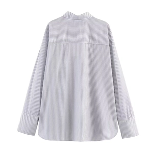 Vista posteriore di una camicia in popeline a righe bianche e blu con design a sciarpa