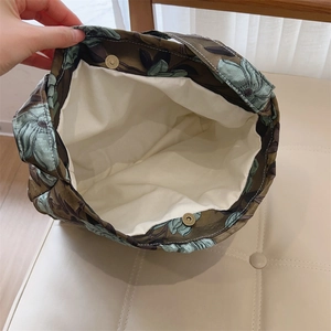 Dettaglio della borsa jacquard floreale con chiusura magnetica doppia e interno ampio