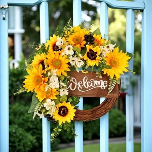 Ghirlanda di girasoli Welcome con fiori gialli e foglie verdi su una porta in legno