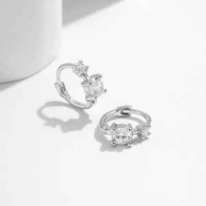 Élégantes créoles en argent sterling S925 avec trois pierres de zircon étincelantes