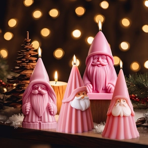 Roze kerstkabouter geurkaarsen in vier unieke ontwerpen met feestelijke bokeh-achtergrond