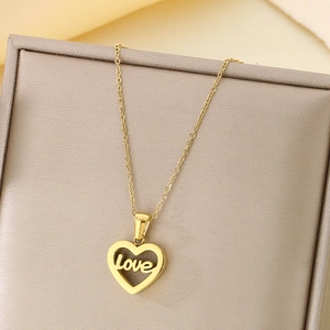 Détail du pendentif coeur en or 18 carats avec gravure love dans son écrin beige