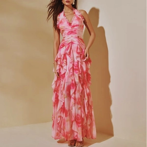 Détail de la robe longue à fleurs roses avec licou col en V et volants superposés chic