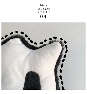 Detalle de la textura de felpa blanca y negra de un lindo bolso bandolera de monstruo